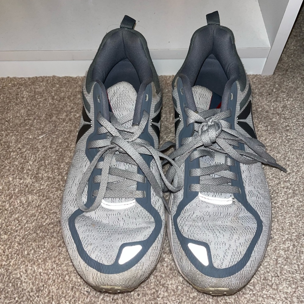 Tennis shoes